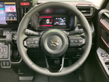 握りやすく操作性に優れたステアリング。運転中の操作をスムーズに行えます。ステッチや素材感にもこだわりが感じられる、上質な仕上がりです。