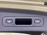 テールゲートが電動で開閉でき、荷物などで両手がふさがっているときなど便利に使えます