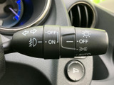 操作しやすいウインカーレバーで、安全な車線変更をサポート。直感的に操作でき、運転に集中できます。スムーズな操作感です。