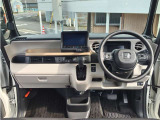 操作性に優れた運転席となります!小物入れや各ボタンの配置にこだわり、使いやすいです!座り心地もよく視認性も良好なのでロングドライブもお任せ下さい!
