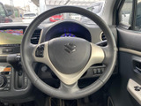 握りやすいステアリングは、操作性を高め、快適なドライビングを実現。運転姿勢に合わせて調整できるので、疲れにくいです。