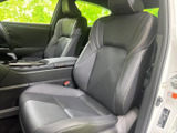 運転席からの視界は広く、運転操作もスムーズに行えます。上質な素材と丁寧な仕上げで、快適な運転環境を実現。愉しさを追求した空間です。