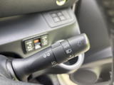 操作しやすい位置に配置されたウインカーレバー。確実な操作感で、安全な車線変更をサポートします。直感的に操作できるので、運転に集中できます。