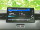 多様な入力ソースに対応し、快適なドライブをサポート。ラジオやUSB、Bluetoothなど、お好みの音楽をお楽しみいただけます。