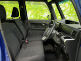 広々とした室内空間で、快適なドライブを。運転席からの視界も広く、運転操作もスムーズに行えます。