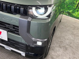 【LEDヘッドライト】悪天候や夜間走行時も良好な視界を確保し安心して運転できる高輝度LEDヘッドライトを装備!点灯速度が早く、消費電力も抑えられています。