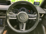 視認性の高いメーター類で、運転に必要な情報を的確に把握できます。運転に集中できる、シンプルで分かりやすいデザインです。