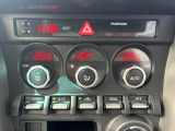 【左右独立型フルオートエアコン】運転席と助手席でそれぞれお好みの温度に設定可能。同乗者にも配慮した、快適な空調をお届け致します。