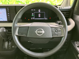 握りやすいステアリングは、運転の楽しさを高めます。操作性にも優れ、スムーズなドライビングをサポートします。