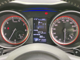 視認性の高いメーターで、運転に必要な情報を的確に把握できます。燃料残量や水温なども一目で確認でき、安心です。