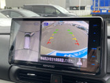 後方確認をサポートするモニターは、安全な運転に欠かせません。駐車時の不安を軽減し、自信を持って運転できます。