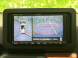 後方の状況を画面で確認できるので、狭い道や駐車時の安全性を高めます。運転初心者の方でも安心して操作できます。