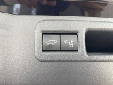 【パワーバックドア】スマートキーや運転席のボタンを押すだけでリアゲートが自動で開閉します!荷物を持っている時や、高い位置にあるバックドアを閉める際に便利な機能です♪
