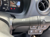 操作しやすい位置に配置されたウインカーレバーで、安全な車線変更をサポート。直感的な操作が可能です。