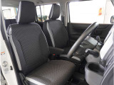 【清潔感のある運転席&助手席】隅々までクリーニングの行き届いた運転席&助手席。目立ったシミや汚れ等もございません。快適なドライブをどうぞ。