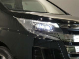 LEDヘッドライトです。デザイン性がよくとても明るいので、夜間の走行や悪天候でも安心です。しかも長寿命!
