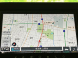 見やすい地図画面で、スムーズなナビゲーションを実現。細部まで鮮明に表示され、運転に集中できます。