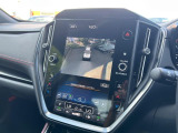 【マルチテレインモニター】車のフロントやサイドのカメラ画像を同時にモニター表示することで、悪路や狭い道を走行時でも周囲の状況確認ができ安心!本格SUVにうれしい装備です♪