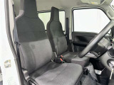 高いホールド性で運転姿勢が安定します。長距離ドライブでも疲れにくいのが魅力です。快適なドライビングライフをお送りください♪