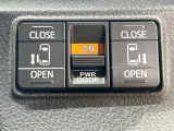 【両側パワースライドドア】スマートキーや運転席のスイッチで後席両側スライドドアの開閉が可能♪電動だから力を入れてドアを開ける必要が無く、小さなお子様でも簡単に開け閉めでき快適です♪