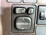 【電動格納ミラー】サイドミラーは電動格納式となっており、狭い駐車場でもキズがつくリスクを抑えられます。