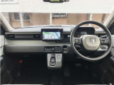操作性に優れた運転席となります!小物入れや各ボタンの配置にこだわり、使いやすいです!座り心地もよく視認性も良好なのでロングドライブもお任せ下さい!