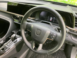 握りやすいステアリングは、運転操作をスムーズに行えます。オーディオやハンズフリー通話などの操作も可能で、快適なドライブをサポートします。