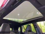 【ガラスルーフ】ガラスルーフ搭載で車内の解放感が一気にアップ!開放的なドライブをお楽しみいただけます。