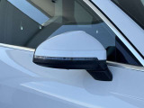 ●アウディサイドアシスト『後方の死角を並走する車両を検知しドアミラーの内側のLEDが点灯。ドライバーに注意を促し事故を未然に防ぐシステムです。』