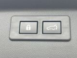 【パワーバックドア】スマートキーや運転席のボタンを押すだけでリアゲートが自動で開閉します!荷物を持っている時や、高い位置にあるバックドアを閉める際に便利な機能です♪
