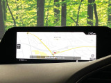 【8.8インチマツダコネクト】車内の雰囲気にマッチした大型のディスプレイ。スマホ接続でのナビ使用やBluetooth再生等、様々な機能が楽しめます。直感的なダイヤル操作が可能で、使い勝手も良好です。