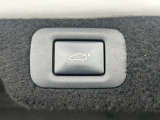 【パワーバックドア】ワンタッチでバックドアが開き、閉める場合もワンタッチで操作可能で便利性UPです☆運転席からも、スマートキーからの操作も可能です♪