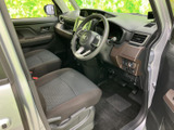 運転席周りは、シンプルで使いやすいデザイン。広々とした空間で、快適な運転をサポートします。視界も良好です。