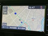 目的地検索もスムーズ。ナビゲーションで快適なドライブをサポートします。高精細な地図表示で、初めての道も安心してお出かけいただけます。