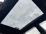 【大型サンルーフ】車内の解放感が一気に上がる大型のパノラマルーフ!季節を問わず開放的で快適なドライブをお楽しみいただけます。流通量も少なく希少価値の高い人気の装備です♪