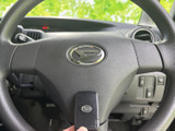 握りやすいステアリング形状で、快適なドライビングをサポート。操作性も高く、スムーズな運転を可能にします。