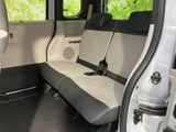 後部座席は、ゆったりとしたスペースで快適な移動が可能です。家族や友人とのドライブに最適です。リラックスできる空間を提供します。