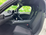 運転に集中できる、シンプルで機能的なコクピット。視界の広さも確保されており、安全運転をサポートします。