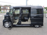 ハイルーフ・両側スライドドアですので、乗り降りしやすく車内も大変広々としています。