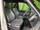 運転席まわりには十分なスペースがあり、大柄な方でもゆったり運転していただける環境です。