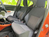 運転席からの視界は広く、運転操作もスムーズに行えます。快適なドライブをサポートする空間です。