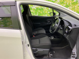 広々とした室内空間は、快適なドライブを約束します。運転席からの視界も広く、運転操作もスムーズに行えます。