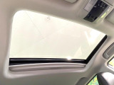 【サンルーフ】開放感たっぷりの希少装備、サンルーフが装着されています!車内に明かりを取り入れたり景色を楽しむ以外にも、車内の空気も簡単に換気できて快適です!