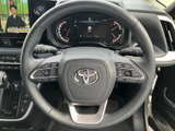 握りやすいステアリングで、快適なドライビングをサポート。操作スイッチも配置されており、運転中でも直感的に操作できます。操作性が高まります。