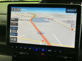高精細な地図画面で、目的地までスムーズに。分かりやすい表示と操作性で、運転中のナビゲーションをサポートし、快適なドライブを約束します。