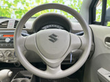 握りやすい太さで、長距離運転でも疲れにくいステアリングです。操作性にも優れ、スムーズな運転をサポートします。快適なドライブを。