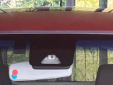 【スマートアシスト】走行中に前方の車両等を認識し、衝突しそうな時は警報とブレーキで衝突回避と被害軽減をアシスト。より安全にドライブをお楽しみいただけます。