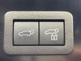 【パワーバックドア】スマートキーや運転席のボタンを押すだけでリアゲートが自動で開閉します!荷物を持っている時や、高い位置にあるバックドアを閉める際に便利な機能です♪