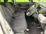 広々とした室内空間は、ゆったりとくつろげる空間。運転席からの視界も広く、運転しやすいのが特徴です。快適なカーライフを。