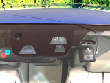 【スマートシティブレーキサポート】低速走行中に前方の車両等を認識し、衝突しそうな時は警報とブレーキで衝突回避と被害軽減をアシスト。より安全にドライブをお楽しみいただけます。